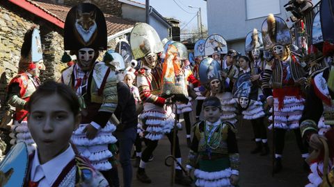 Os felos percorren Maceda.A comitiva co personaxe do entroido tradicional estn a percorrer os pobos do municipio e a Serra de San Mamede