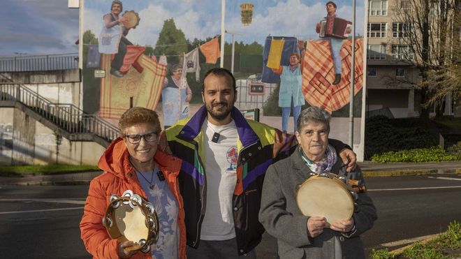 Las superabuelas de Santa Comba conocen el mural de Yoseba MP que protagonizan en Santiago