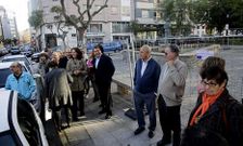 El alcalde, Carlos Negreira, con los vecinos del Ventorrillo junto a las vallas de obra. 