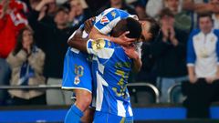 Bil Nsongo y Yeremay se abrazan durante un partido en Abanca Riazor esta temporada