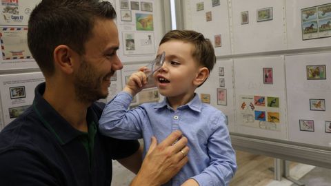 Álvaro con su padre en la sala de exposiciones del edificio de Correos, donde tiene su primera colección como filatélico