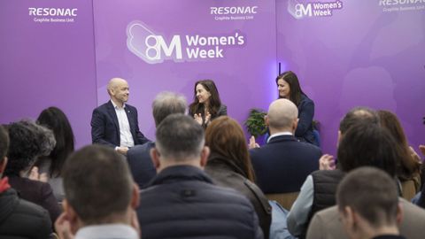 El director de Resonac Graphite Spain, Pablo Rif�n y (en el centro) la alcaldesa de A Coru�a, In�s Rey.