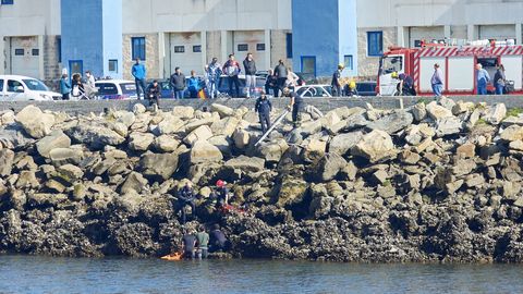 Un momento del rescate, en el canal de la ría viveirense