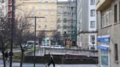 Vista del edificio apuntalado que causa da�os al colindante (izda.) y contiguo tambi�n al ambulatorio Fontenla Maristany.