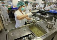 Un total de veinte personas trabajan en la cocina del Marcide: la labor incluye tanto la preparaci�n de la comida como el emplatado.