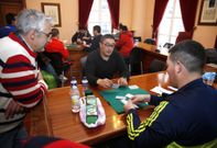 Los afectados matan las horas jugando a las cartas, charlando y pendientes del tel�fono. 