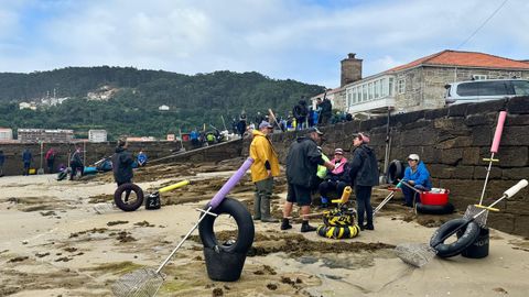 Mariscadores a pie de Muros en la playa de Anido