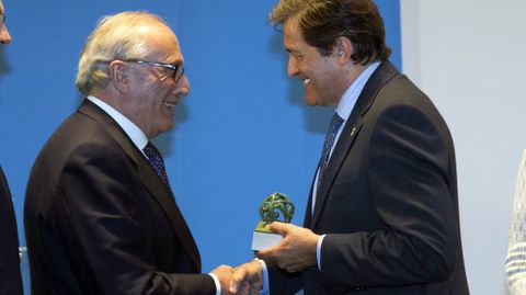 El presidente del Principado de Asturias, Javier Fern�ndez, entrega del premio �lvarez Margaride a la trayectoria empresarial a Luis Fern�ndez-Vega.El presidente del Principado de Asturias, Javier Fern�ndez, entrega del premio �lvarez Margaride a la trayectoria empresarial a Luis Fern�ndez-Vega