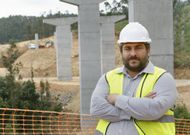 El director de construcci�n, junto al viaducto del r�o Calvar, en Coristanco. 