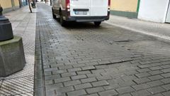 Baches en la calzada de la calle �lvarez Lorenzana, en el barrio de El Cristo de Oviedo