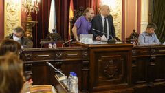 J�come, junto a su n�mero dos, Armando Ojea, en un pleno municipal.