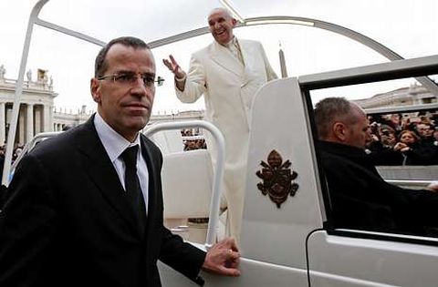 Daniel Rudolf Anrig escolta al papa durante una audiencia en la plaza de San Pedro. 