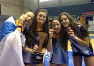 Las jugadoras monfortinas de la selecci�n gallega posan con las medallas de bronce del torneo nacional