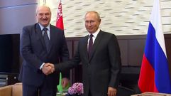 Lukashenko y Putin se estrechan la mano antes de su encuentro, este lunes, en la localidad rusa de Sochi