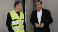 Demetrio Salgueiro, alcalde Xove, con el presidente del comit� de Alcoa, Jos� Antonio Zan, en imagen de archivo