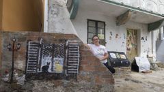 A Atalaia. Vanessa dice contar con el permiso del propietario de una vivienda en esta zona para tener controlada una colonia de gatos. El inmueble tiene una llamativa decoraci�n felina
