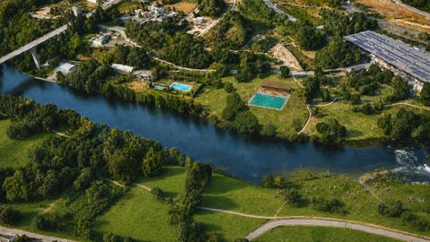 La piscina de el medio es la propuesta del actual gobierno local para el futuro, mientras que a la izquierda se ve la de Os Robles y el puente