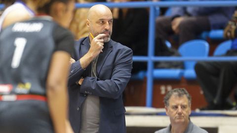 Lino López observando el partido.