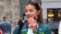 La joven, con su medalla �finisher�