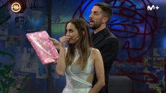 La actriz Silvia Alonso entrega un regalo a su novio, el presentador David Broncano