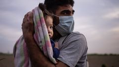 Un padre y su hija, hondure�os, esperan ser transportados a un centro de procesamiento despu�s de cruzar el r�o Grande hacia los Estados Unidos desde M�xico, el pasado 25 de marzo