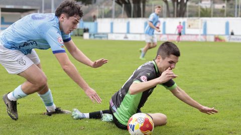 Jacobo Folgar, que se pierde el partido por acumulaci&oacute;n de amarillas, derriba a un rival en la visita del Boiro.