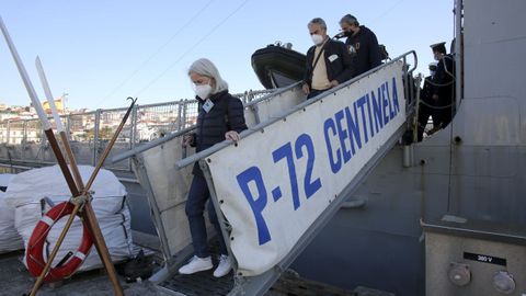 En la imagen, la visita al patrullero Centinela, atracado en el Arsenal