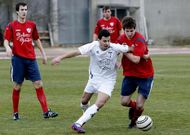 Rub�n trata de conducir el bal�n ante la oposici�n de un futbolista de la SD Chantada.