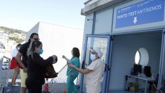 Punto sanitario en la lonja de Ribeira