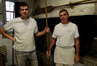 Jos� Antonio Rodr�guez Argibay, ante el horno con su hijo, que sigue la tradici�n.