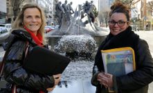 Maruxa �lvarez (izquierda) y Tania Ballesteros comparten el trabajo de investigaci�n con Andrea Landeira. 