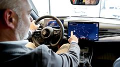 Jorge Valero, director comercial de la marca de coches chinos BYD, en uno de los concesionarios que venden sus veh�culos.