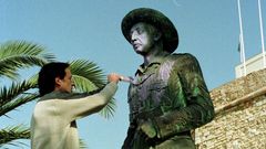 El secretario general de UGT en Melilla pinta de color malva la estatua de Franco en un acto reivindicativo en el 2001