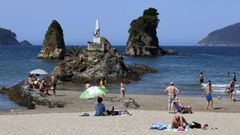 Vecinos y turistas volver�n hoy a las playas (en la foto, la de Covas) para refrescarse en una jornada soleada y con elevadas temperaturas desde primera hora de la ma�ana