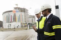 El conselleiro de Industria recorri� las instalaciones de la planta acompa�ado por el director.