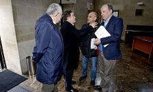 Mosquera y Lores (BNG), con Fern�ndez y Louro (PSOE), antes de un pleno este mismo a�o. 