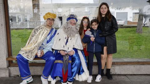 Los Reyes Magos ya visitaron este sbado las calles de Guitiriz y maana habr recepcin oficial en el pabelln