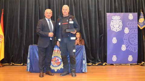 El alcalde de Monforte entrega una distinci�n de la polic�a al sargento del parque de bomberos de Monforte, Tom�s Losada