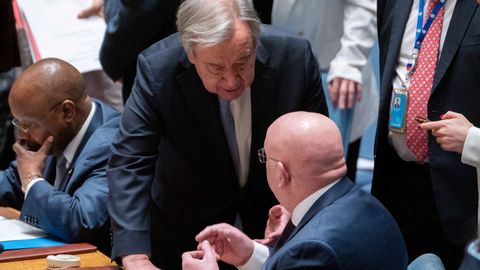 Antnio Guterres habla con el embajador ruso, antes del inicio del Consejo de Seguridad de la ONU.