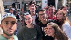 El artista C. Tangana fotografi�ndose junto a unos fans en Mazarelos esta ma�ana.