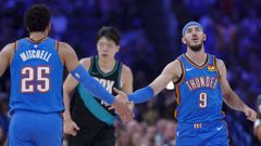 Alex Caruso, a la derecha, saluda a Ajay Mitchell durante un partido contra Portland Trail Blazers.