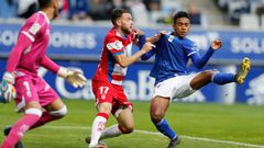 Barcenas Quini Real Oviedo Granada Carlos Tartiere.Brcenas trata de rematar ante la oposicin de Quini