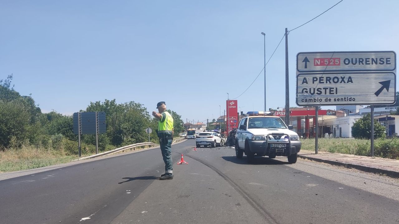 Un accidente en el que se han visto implicados cuatro turismos y un camión deja tres heridos en Coles
