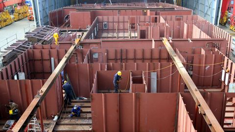 Construccin de un buque en la factora de Vulcano