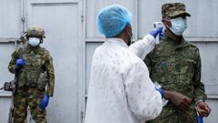 Un trabajador sanitario toma la temperatura a un rebelde del grupo armado M23 en Goma, Rep�blica Dominicana del Congo. 