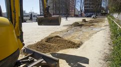 Trabajos de reparaci�n de los baches y el barrizal del aparcamiento de tierra del S�nchez Aguilera, que se acomete estos d�as