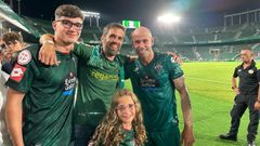 �lvaro Tabeira y sus hijos, que se desplazaron al Mart�nez Valero, se fotografiaron con  Jon Garc�a.