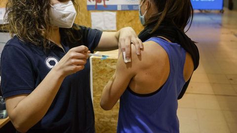 Foto de archivo de una enfermera poniendo una vacuna.