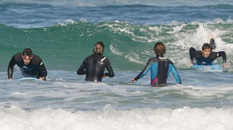 Ian Mackay, a la izquierda, y Jon Garrido, a la derecha, durante la jornada de surf en SanXurxo
