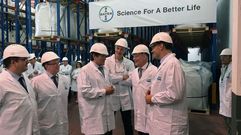 Javier Fern�ndez en su visita a Bayer